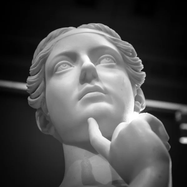 Kopf einer jungen Frau aus weißem Marmor — Stockfoto
