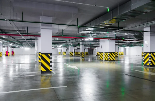 Empty underground parking garage — Stock Photo, Image