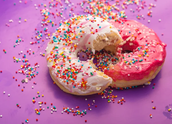 Donuts em fundo de cor — Fotografia de Stock