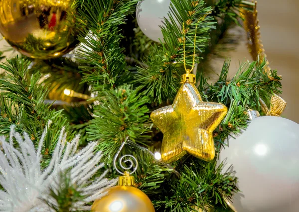 Kerstversiering op de takken van dennenboom — Stockfoto