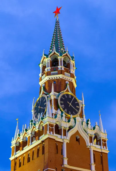 상단에 빨간 루비 스타 장식 Spasskaya 시계탑 — 스톡 사진