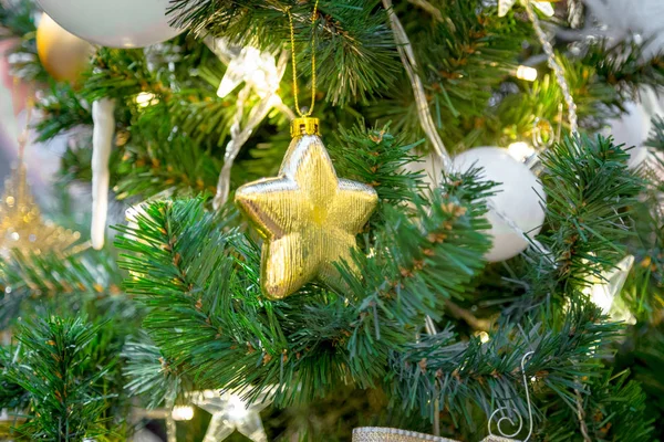 Kerstversiering op de takken van dennenboom — Stockfoto