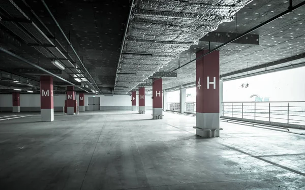 Пустой подземный гараж — стоковое фото