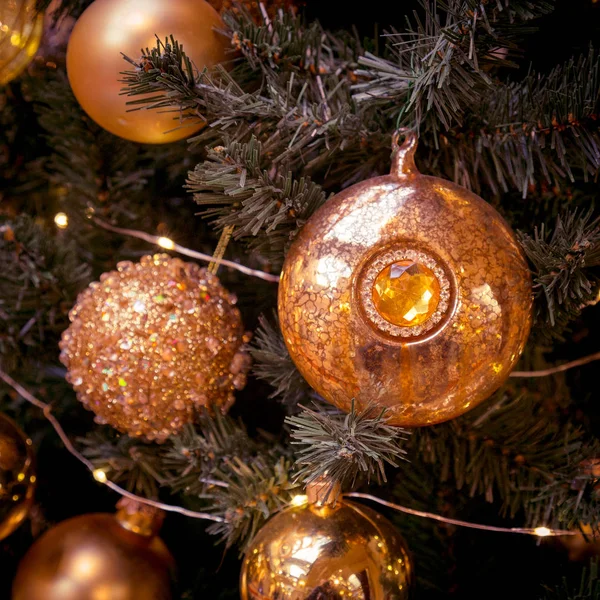 Рождественские украшения на ветвях елки — стоковое фото