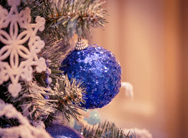 Kerstversiering op de takken van dennenboom — Stockfoto