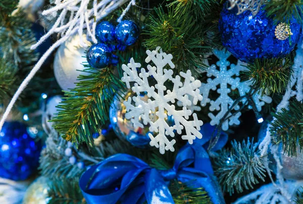 Kerstversiering op de takken van dennenboom — Stockfoto