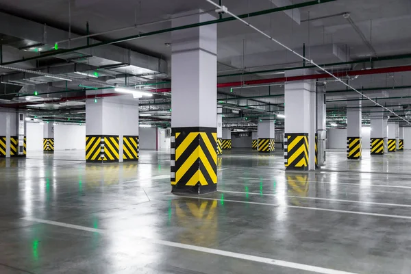 Empty underground parking garage — Stock Photo, Image