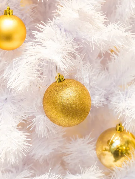 Decorazioni natalizie sui rami di abete Immagini Stock Royalty Free