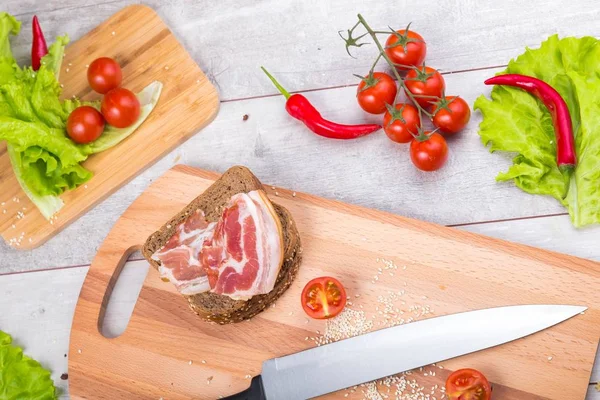 Pomodoro, toast, carne e insalata sul tavolo di legno — Foto Stock