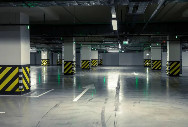 Parkeergarage, ondergronds interieur met enkele geparkeerde auto 's — Stockfoto