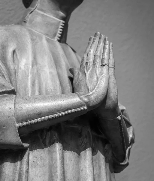 Hombre manos rezando escultura antigua —  Fotos de Stock