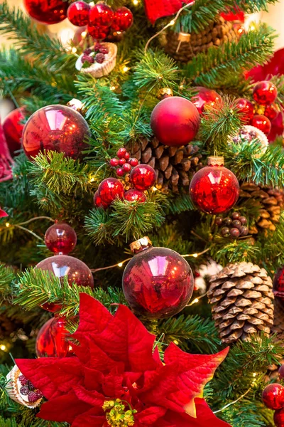冷杉树枝上的圣诞装饰品 — 图库照片