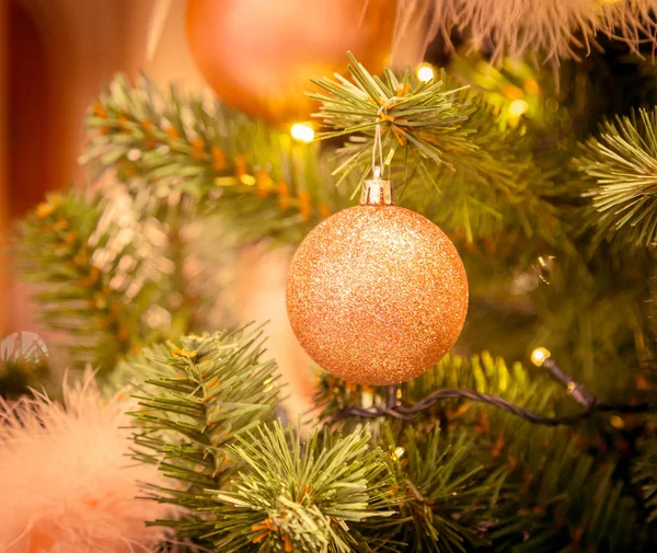 Noel süslemeleri köknar ağacının dallarında — Stok fotoğraf