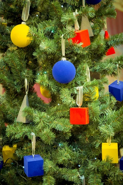 Décorations de Noël sur les branches de sapin — Photo