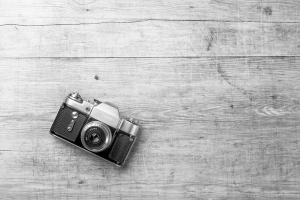 Vista dall'alto della fotocamera retrò su tavolo in legno — Foto Stock