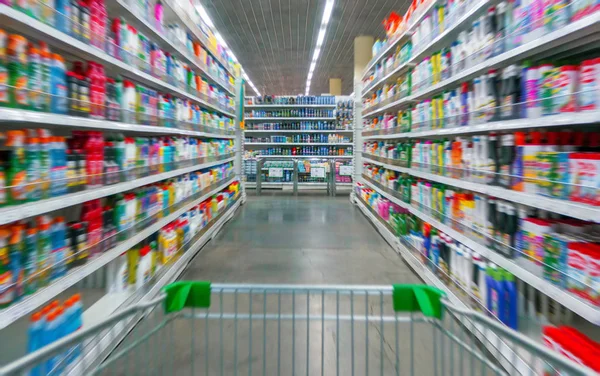 Carrito de compras Vista en un pasillo de supermercado y estantes - Imagen tiene una profundidad de campo poco profunda —  Fotos de Stock