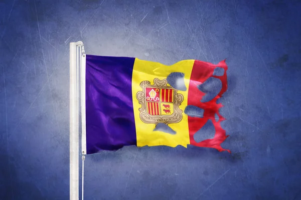 Bandera rasgada de Andorra ondeando sobre fondo grunge —  Fotos de Stock