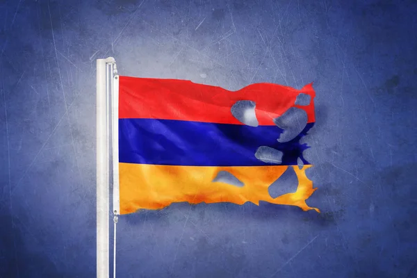 Sönderrivna flagga Armenien flyger mot grunge bakgrund — Stockfoto