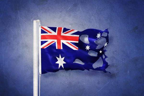 Zerrissene australische Flagge weht vor Grunge-Hintergrund — Stockfoto