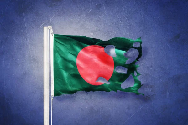 Roztržené vlajka Bangladéše letící pozadí grunge — Stock fotografie