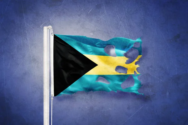 Gescheurde vlag van de Bahamas vliegen tegen grunge achtergrond — Stockfoto