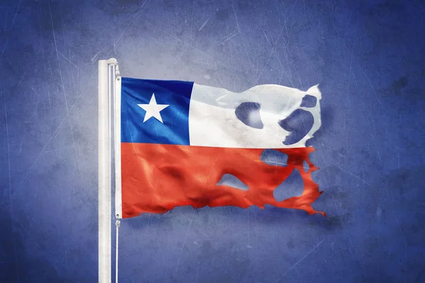 Sönderrivna flagga Chile flyger mot grunge bakgrund — Stockfoto