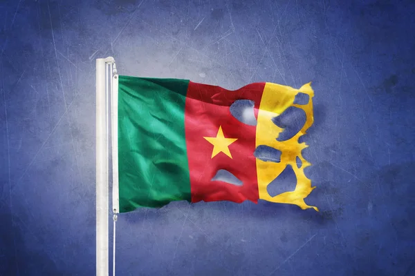 Gescheurde vlag van Kameroen vliegen tegen grunge achtergrond — Stockfoto
