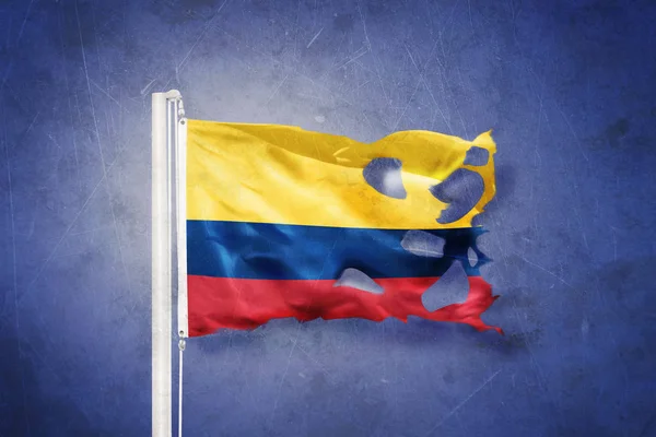 グランジ背景に飛んでいるコロンビアの引き裂かれた旗 — ストック写真