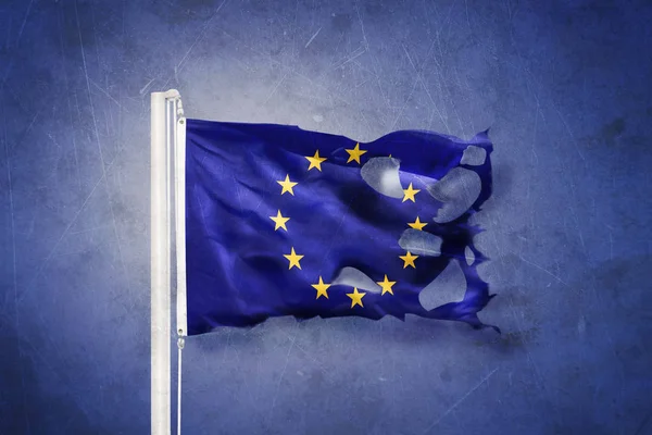 Drapeau déchiré de l'Union européenne sur fond de grunge — Photo