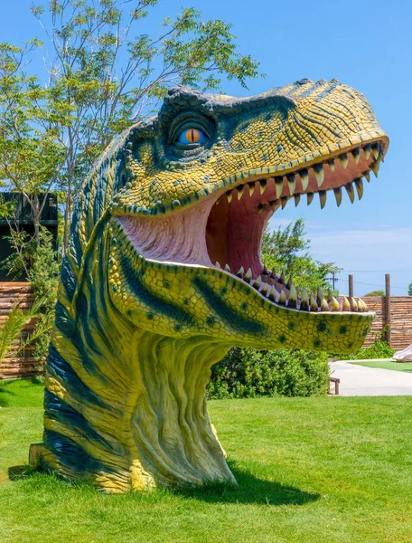 Heraklion, Görögország - 2014. július 23.: Tyrannosaurus Rex dinoszaurusz fejét a jurassic Park téma — Stock Fotó