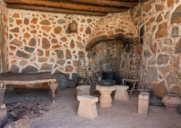 Інтер'єр з вогнищем старовинної кімнати в печері — стокове фото