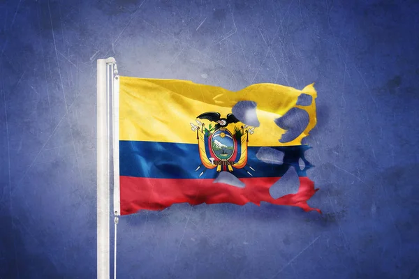 Bandeira rasgada do Equador voando contra fundo grunge — Fotografia de Stock