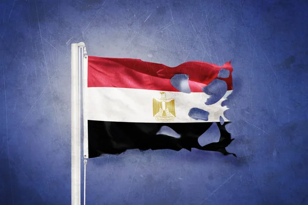 Sönderrivna flagga Egyptens flyger mot grunge bakgrund — Stockfoto