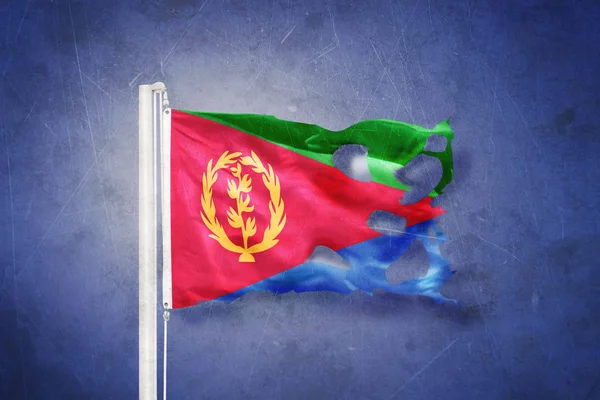 Roztržené vlajka Eritrea letící pozadí grunge — Stock fotografie
