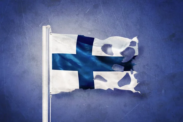 Poszarpane flaga Finlandia flying przed tło grunge — Zdjęcie stockowe