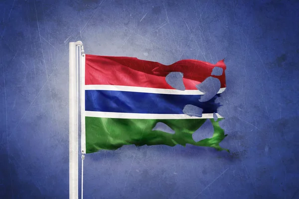 Sönderrivna flagga Gambia flyger mot grunge bakgrund — Stockfoto