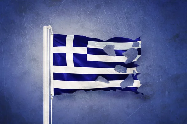 Sönderrivna flagga Grekland flyger mot grunge bakgrund — Stockfoto