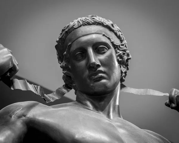 Head and shoulders detail of the ancient sculpture — Stock Photo, Image