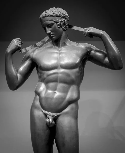 Perfekta människokroppen gamla manliga staty — Stockfoto