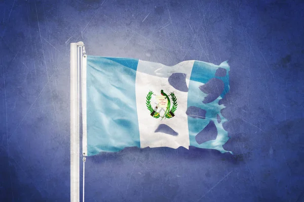 Bandiera strappata del Guatemala che sventola sullo sfondo grunge — Foto Stock