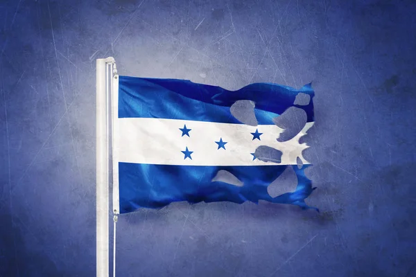 Bandeira rasgada de Honduras voando contra fundo grunge — Fotografia de Stock