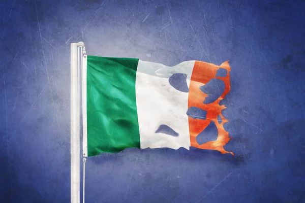 Poszarpane flaga Irlandii flying przed tło grunge — Zdjęcie stockowe