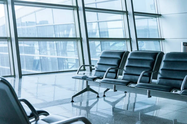 Terminal aéroport vide salle d'attente avec chaises — Photo