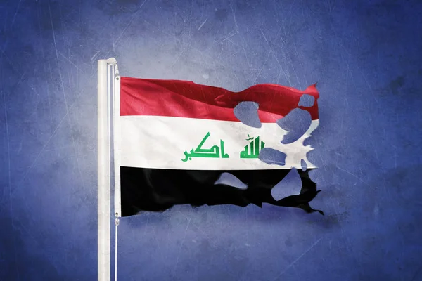 Torn flag of Iraq flying against grunge background — Stock Photo, Image