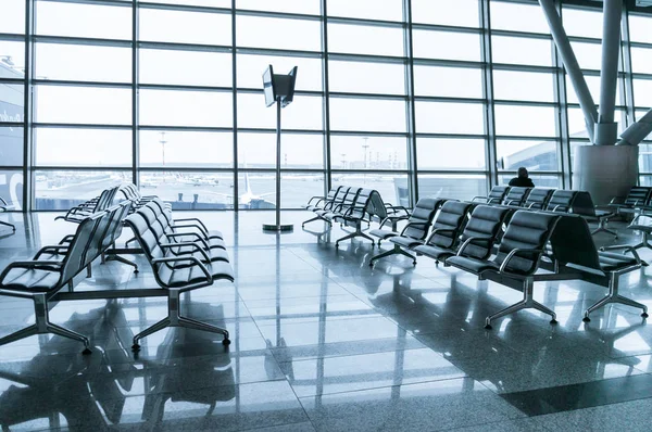 Tomt flygplatsterminalområde med stolar — Stockfoto