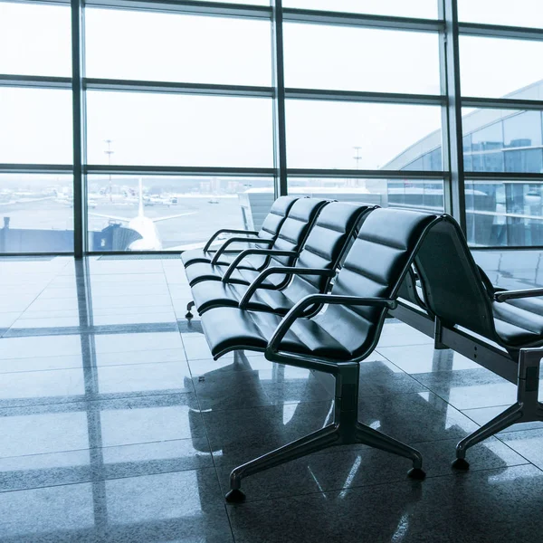 Zona de espera de la terminal del aeropuerto vacía con sillas — Foto de Stock