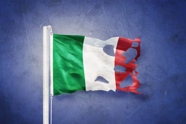 Roztržené vlajka Itálie letící pozadí grunge — Stock fotografie