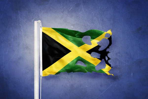 Grunge arka planda uçan Jamaika yırtık bayrak — Stok fotoğraf
