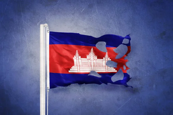 Bandeira rasgada do Camboja voando contra fundo grunge — Fotografia de Stock