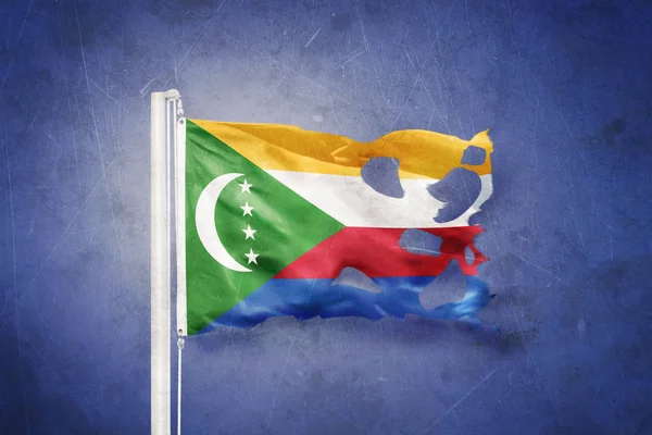 Zerrissene Flagge der Komoren weht vor Grunge-Hintergrund — Stockfoto
